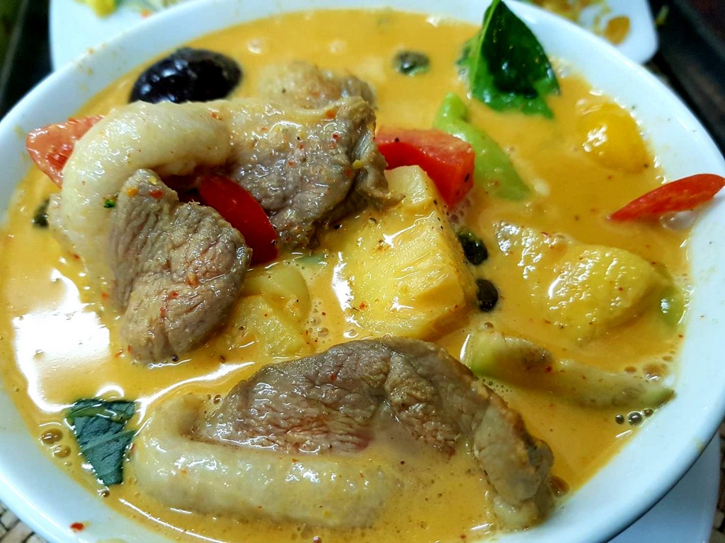 Yellow beef curry